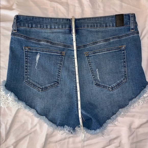 Jeans lace booty shorts with fringe - Picture 5 of 6